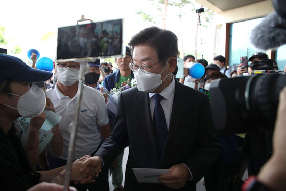 이재명 더불어민주당 국회의원이 17일 서울 여의도 국회 소통관에서 더불어민주당 8.28 전당대회 당대표 출마를 선언하기 위해 기자회견장으로 향하며 지지자들과 인사를 나누고 있다. 공동취재