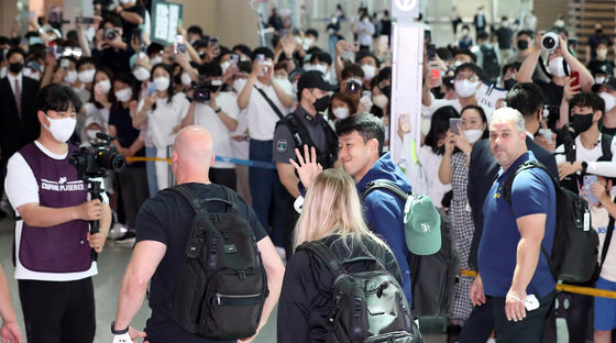 토트넘 홋스퍼 손흥민이 17일 오후 인천국제공항 제2여객터미널을 통해 출국하고 있다. (공동취재)2022.7.17/뉴스1 © News1