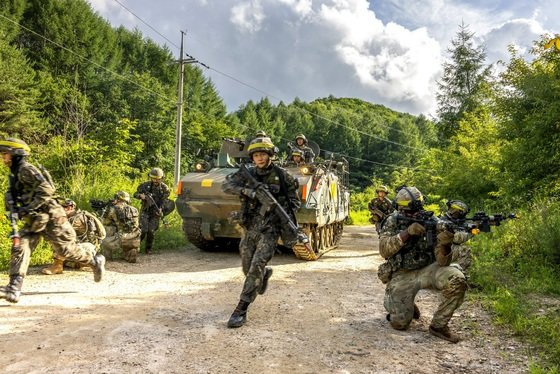 육군이 오는 21일까지 강원도 인제 육군과학화전투훈련단(KCTC)에서 한미연합전력이 참가하는 ‘KCTC 여단급 쌍방훈련’을 진행한다고 18일 밝혔다. 훈련에 참가한 한미 장병들. 육군 제공