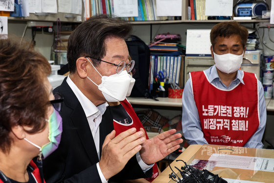 당대표 출마를 선언한 이재명 더불어민주당 의원이 18일 서울 서대문구 연세대학교 노천극장 창고에서 청소노동자들과 가진 현장간담회에서 발언하고 있다. 2022.7.18/뉴스1