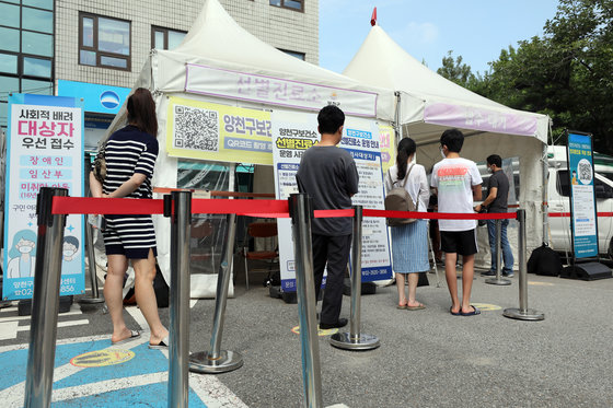 18일 오전 서울 양천구보건소 신종 코로나 바이러스 감염증(코로나19) 선별진료소에서 시민이 검사를 기다리고 있다. 질병관리청 중앙방역대책본부는 이날 0시 기준 코로나19 신규 확진자가 2만6299명 발생했다고 밝혔다. 2022.7.18/뉴스1 © News1