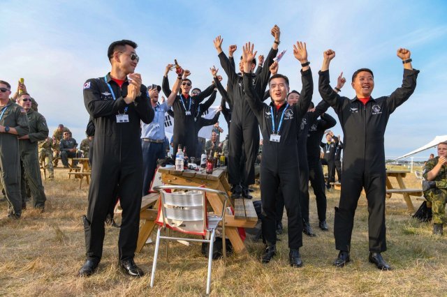 대한민국 공군 특수비행팀 블랙이글스가 7월 15일(금)부터 17일(일)까지 영국 RIAT 에어쇼에 참가해 지난 2012년 이어 10년 만에 다시한번 최우수상과 인기상을 거머쥐며 환호하고 있다. 공군 제공