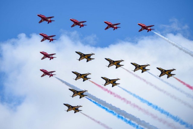 영국 공군의 특수비행팀 레드 애로우즈(Red Arrows)와 우정비행을 선보이고 있는 블랙이글스. 공군 제공