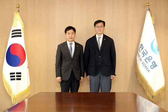 이창용 한국은행 총재(오른쪽)와 김주현 금융위원장이 18일 서울 중구 한국은행에서 첫 회동 기념 촬영을 하고 있다. 한국은행 제공