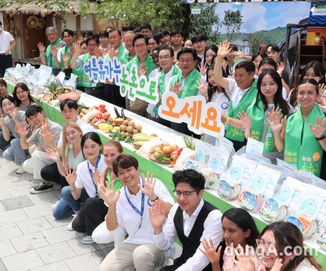 이성희 농협중앙회장(두번째줄 오른쪽에서 여섯번째)이 18일 오후 서울 마포구 홍대 걷고싶은 거리에서 열린 농촌에서 여름휴가 보내세요! 캠페인에서 정황근 농림축산식품부장관, 허창수 전국경제인연합회장, 홍문표 국회의원, 윤재갑 국회의원 등 참석인사, 농협 대학생 봉사단원 등과 함께 홍보활동을 진행하고 있다. 농협 제공