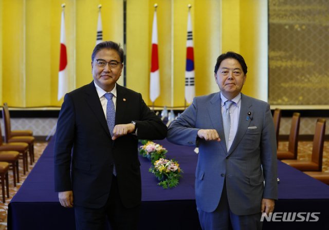 박진(왼쪽) 외교부 장관과 하야시 요시마사 일본 외무상이 18일 오후 일본 도쿄 소재 외무성 이쿠라 공관에서 만나 회담에 앞서 기념촬영을 하고 있다. 2022.07.18. [도쿄=AP/뉴시스]