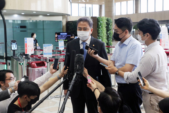 박진 외교부 장관이 18일 오후 김포국제공항에서 출국 전 취재진의 질문에 답하고 있다. 2022.7.18/뉴스1 © News1