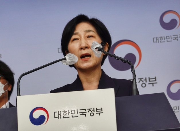 한화진 환경부 장관이 18일 오전 정부서울청사 외교부 브리핑룸에서 윤석열 대통령에 대한 업무보고 전 브리핑을 가지고 있다. 뉴스1