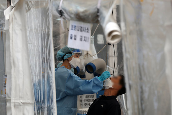 18일 오전 서울 양천구보건소 신종 코로나 바이러스 감염증(코로나19) 선별진료소에서 시민이 검사를 받고 있다. 2022.7.18 뉴스1