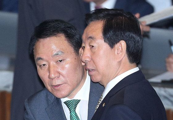 김성태 당시 자유한국당 원내대표(오른쪽)와 염동열 의원. 2018.5.21 뉴스1