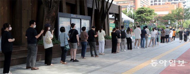 18일 오전 서울 송파보건소 코로나19 선별진료소에서 시민들이 PCR 검사를 받기 위해 줄을 서 있다. 송은석 기자 silverstone@donga.com