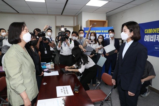 박지현 전 더불어민주당 공동비상대책위원장이 18일 서울 여의도 국회 의원회관 민주당 중앙당 선거관리위원회 접수처에서 8·28 전당대회 당대표 선거 후보자 등록서류를 제출하고 있다. 박 전 위원장이 제출한 등록 서류는 당 규정에 따라 접수 자체가 반려됐다. (공동취재) © News1