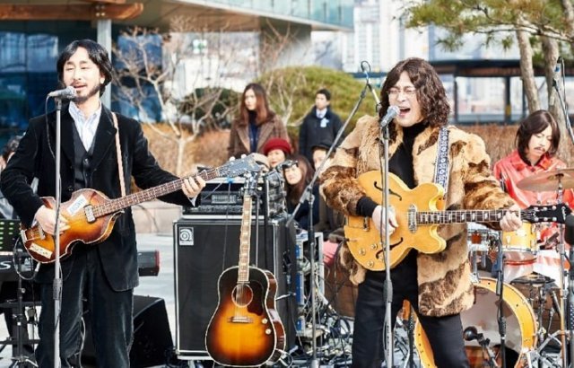 2019년 서울 마포구 한 방송사 옥상에서 비틀스의 루프탑 콘서트 50주년 기념 공연을 펼치고 있는 애플스. 애플스 제공