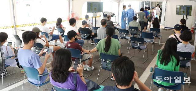 19일 서울 강남구 보건소에 설치된 코로나19 선별진료소를 찾은 주민들이 PCR검사를 받기 위해 기다리고 있다.  신원건 기자 laputa@donga.com