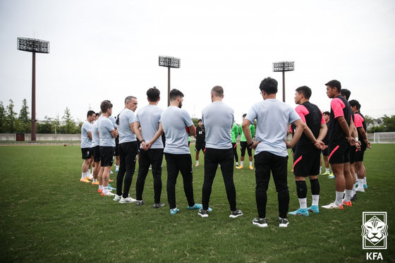 동아시아축구연맹(EAFF) E-1 챔피언십(동아시안컵)에 출전한 대한민국 남자 축구대표팀 파울루 벤투 감독이 18일 일본 아이치현 웨이브스타디움 카리야 경기장에서 훈련을 지도하고 있다. 대한축구협회 제공