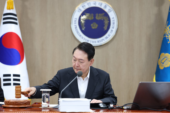 윤석열 대통령이 19일 용산 대통령실 청사에서 열린 국무회의에서 의사봉을 두드리고 있다. 대통령실 제공