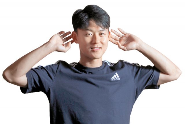 두 손을 귀에 대고 관중 환호를 유도하는 자신의 대표 세리머니 포즈를 하고 있는 이승우. 홍진환 기자 jean@donga.com