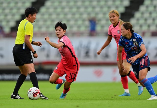 지소연(왼쪽에서 두 번째)이 19일 일본 이바라키현 가시마스타디움에서 열린 동아시아축구연맹(EAFF) E-1 챔피언십 1차전 
일본과의 경기에서 공을 향해 질주하고 있다. 지소연은 0-1로 뒤진 후반 14분 개인기로 동점골을 터뜨렸지만 한국은 1-2로 
졌다. 대한축구협회 제공