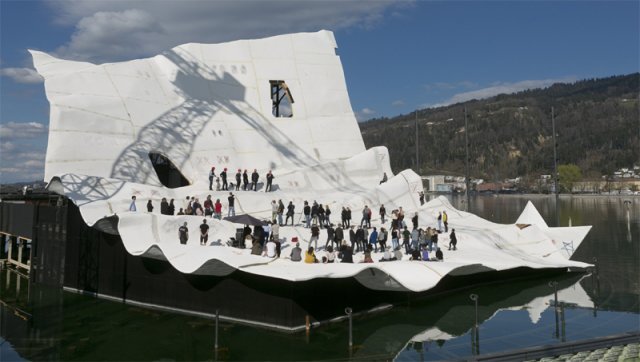 올해부터 2년 동안 사용될 브레겐츠 페스티벌의 호수 위 오페라 푸치니 ‘나비부인’ 무대 공사 현장. 무대의 전모는 오늘 첫 공연에서 공개된다. 사진 출처 브레겐츠 페스티벌 홈페이지