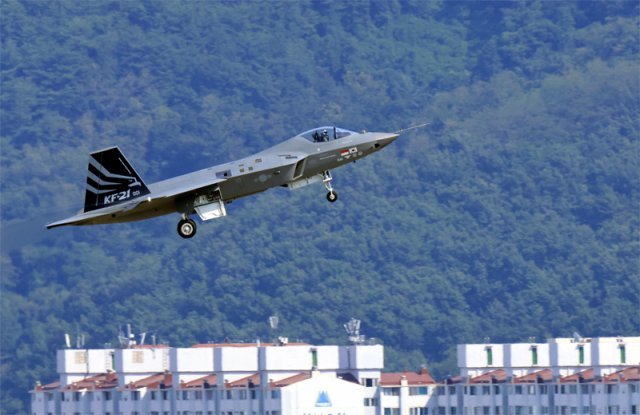 4.5세대 국산 초음속 전투기 KF-21이 19일 오후 경남 사천 공군 제3훈련비행단 상공에서 첫 비행을 하고 있다. 독자 장상호씨 제공