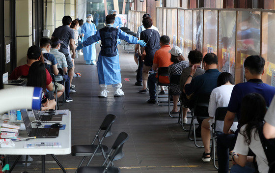 코로나19 선별진료소에서 시민들이 PCR검사를 받기 위해 기다리고 있다. 뉴스1