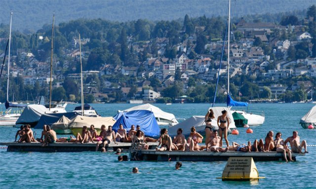 유럽 전역에 폭염이 기승을 부리는 18일(현지시간) 스위스 취리히 호수에서 피서객들이 더위를 식히고 있다. 취리히=AP/뉴시스