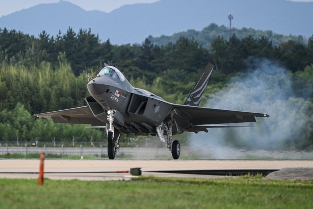 KF-21 시제기가 지난 19일 경남 사천 소재 공군 제3훈련비행단 활주로에서 이륙하고 있다.(방위사업청 제공)© 뉴스1