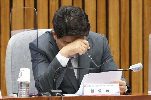 권성동 국민의힘 당대표 직무대행 겸 원내대표가 19일 오후 국회에서 열린 국민의힘 제주 예산정책협의회에 참석해 생각에 잠겨 있다. 사진공동취재단