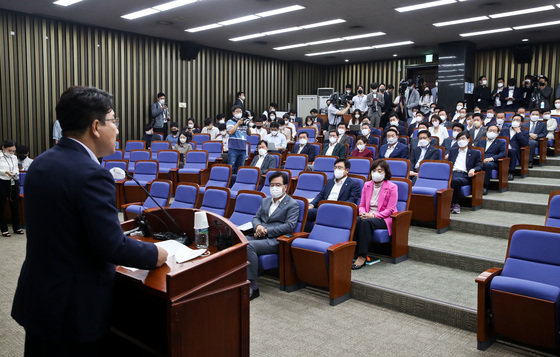 권성동 국민의힘 당대표 직무대행 겸 원내대표가 20일 서울 여의도 국회에서 열린 의원총회에서 발언하고 있다. 공동취재