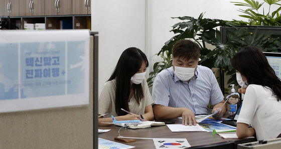 서울 중구 참좋은여행 본사에서 직원들이 여행상품 기획회의를 하고 있다. 2021.6.9/뉴스1 © News1