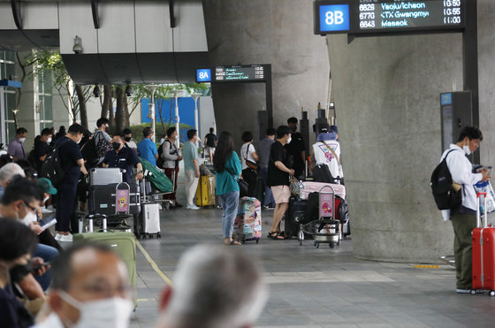 코로나19 재유행이 시작된 가운데 18일 인천국제공항 제1여객터미널에서 해외 입국자들이 버스를 기다리고 있다. 이날 0시 기준 코로나19 신규 확진자는 2만6299명 발생했다. 2022.7.18./뉴스1