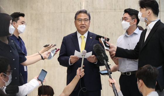 박진 외교부 장관이 일본 출장을 마치고 20일 오후 김포국제공항을 통해 입국한 뒤 취재진의 질문에 답하고 있다. 2022.7.20/뉴스1