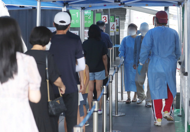 국내 신종코로나바이러스 감염증(코로나19) 신규 확진자가 7만6402명을 기록한 20일 서울 용산구보건소 선별진료소를 찾은 시민들이 검사 대기를 하고 있다. 2022.7.20/뉴스1