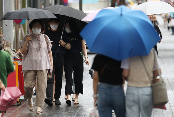 서울 중구 명동에서 우산을 쓴 시민들이 걸음을 재촉하고 있다. 2022.7.7/뉴스1 © News1