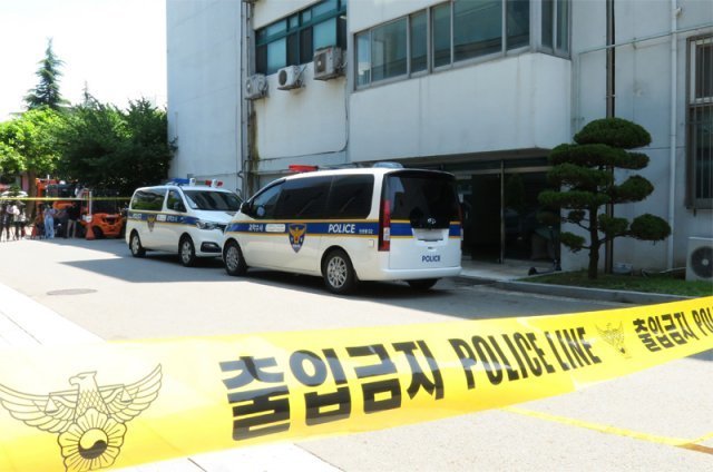 15일 오전 인천 미추홀구 인하대학교에서 20대 여대생이 숨진 사건과 관련 경찰이 폴리스 라인을 설치했다. 인천=뉴시스