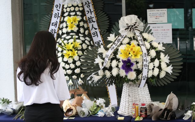 인하대학교 캠퍼스에서 같은 학교 재학생을 성폭행한 뒤 건물에서 추락해 숨지게 한 사건이 발생한 가운데 17일 오전 인천광역시 인하로 인하대학교에 마련된 추모공간에서 한 학생이 추모를 하고 있다. 뉴스1