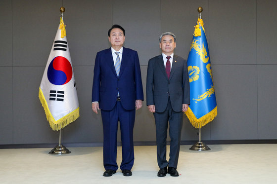 윤석열 대통령(왼쪽)과 이종섭 국방부 장관. 대통령실 사진기자단
