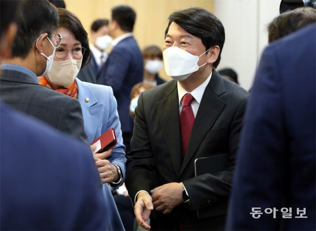 20일 오전 국회 의원회관에서 열린 '위기를 넘어 미래로, 민·당·정 토론회'에서 참석자들과 인사를 나누고 있는 국민의힘 안철수 의원. 원대연 기자 yeon72@donga.com