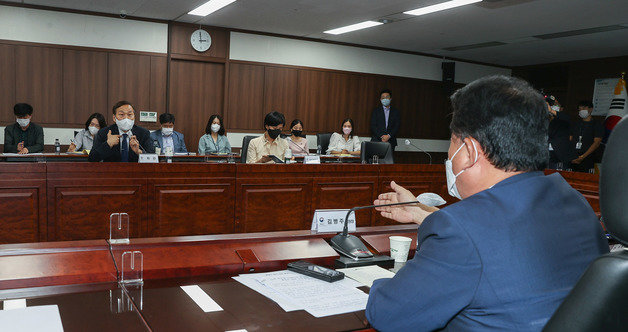 김병주 더불어민주당 서해 공무원 사망사건 TF 위원장이 20일 오후 서울 종로구 정부서울청사 통일부에서 열린 탈북 어민 북송 영상 공개 관련 간담회에서 김기웅 차관과 언쟁을 벌이고 있다. 2022.7.20/뉴스1 © News1