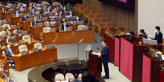 권성동 국민의힘 당대표 직무대행 겸 원내대표가 21일 서울 여의도 국회에서 열린 제398회 국회(임시회) 제3차 본회의에서 국정에 관한 교섭단체대표 연설을 하고 있다. 공동취재