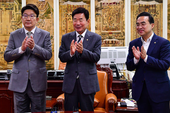 김진표 국회의장(가운데)과 권성동 국민의힘 대표 직무대행 겸 원내대표(왼쪽), 박홍근 더불어민주당 원내대표가 18일 서울 여의도 국회 의장실에서 국회의장 주재로 열린 여야 원내대표 회동에서 민생경제안정특별위원회 구성 및 교섭단체 대표연설과 대정부질문을 위한 본회의 일정에 합의한 후 손뼉을 치고 있다. (공동취재)/뉴스1 © News1