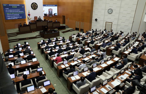 김현기 서울시의회 의장이 15일 서울 중구 서울시의회에서 열린 제311회 임시회 제1차 본회의를 주재하고 있다. 2022.7.15/뉴스1 © News1