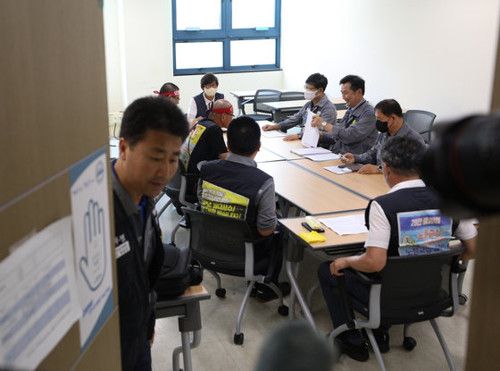 21일 오전 경남 거제시 대우조선해양에서 대우조선해양 협력업체와 거제·통영·고성조선하청지회가 협상을 재개하고 있다. 노사 협상은 전날 마라톤 협상으로 극적 타결 기대감이 높았지만 손해배상 소송 취하 문제를 놓고 이견을 좁히지 못했다. 2022.7.21/뉴스1 © News1