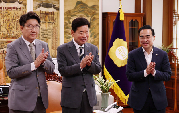 김진표 국회의장(가운데)과 권성동 국민의힘 대표 직무대행 겸 원내대표(왼쪽), 박홍근 더불어민주당 원내대표가 18일 서울 여의도 국회 의장실에서 국회의장 주재로 열린 여야 원내대표 회동에서 민생경제안정특별위원회 구성 및 교섭단체 대표연설과 대정부질문을 위한 본회의 일정에 합의, 합의문 발표 후 손뼉을 치고 있다. 공동취재