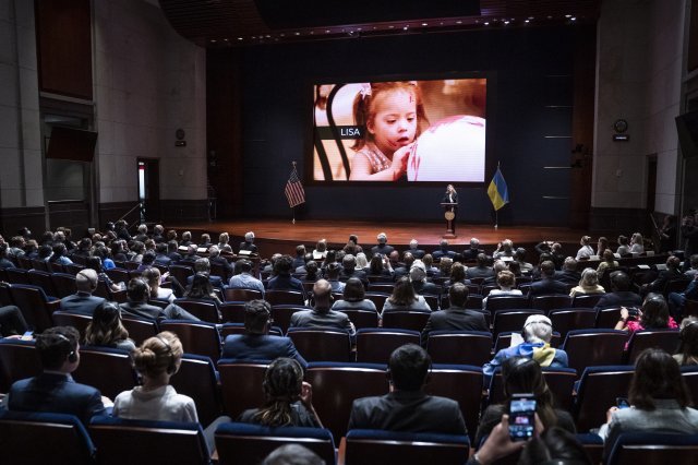 20일(현지 시간) 올레나 젤렌스카 여사가 미국 워싱턴 미 의회에서 연설을 하며 러시아의 로켓 공격으로 세상을 떠난 4살 리사에 
대해 말하고 있다. 그는 “리사는 엄마와 있다가 로켓 공격을 받아 세상을 떠나고 리사의 엄마는 심각한 부상을 당했다. 누구도 
엄마에게 리사가 죽었다는 얘기를 꺼내지 못했다”고 말했다. 워싱턴=AP 뉴시스