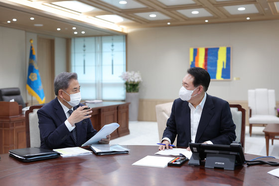 윤석열 대통령이 21일 용산 대통령실 집무실에서 박진 외교부 장관으로부터 업무보고를 받고 있다. 대통령실 제공