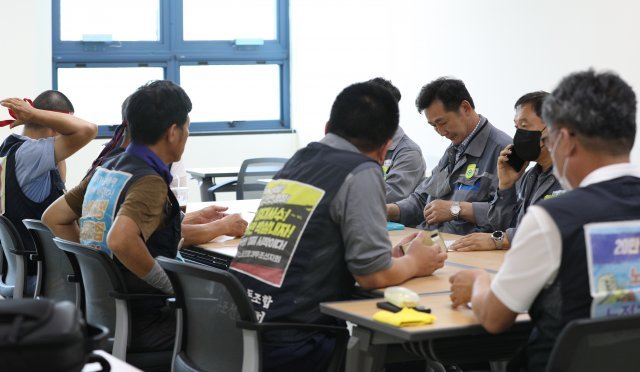 21일 오전 경남 거제시 대우조선해양에서 대우조선해양 협력업체와 거제·통영·고성조선하청지회가 협상을 재개하고 있다. 노사 협상은 전날 마라톤 협상으로 극적 타결 기대감이 높았지만 손해배상 소송 취하 문제를 놓고 이견을 좁히지 못했다. 2022.7.21/뉴스1