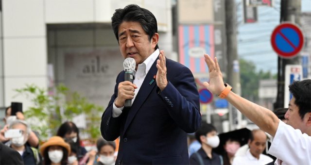 아베 신조 전 일본 총리가 이달 8일 총격을 받기 직전 대중연설을 하고 있다. 아사히신문 제공