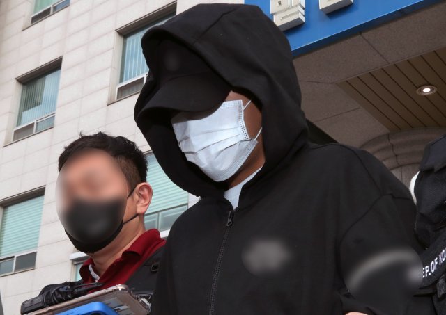 인하대 캠퍼스에서 동급생을 성폭행하고 숨지게 한 가해자 A 씨(20)가 22일 오전 인천 미추홀경찰서에서 나와 검찰로 송치되고 있다. 뉴스1