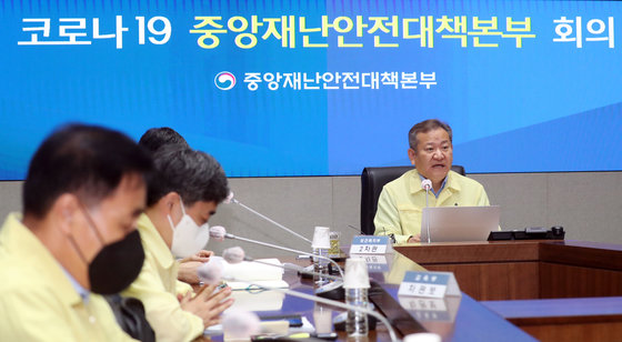 이상민 행정안전부 장관이 22일 서울 종로구 세종대로 정부서울청사에서 열린 코로나19 중대본회의에서 모두발언을 하고 있다. 2022.7.22/뉴스1 © News1